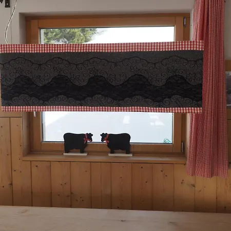 Tgantieni Sot - Haus Mit Herz Hostel Lenzerheide