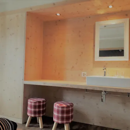 Tgantieni Sot - Haus Mit Herz Hostel Lenzerheide