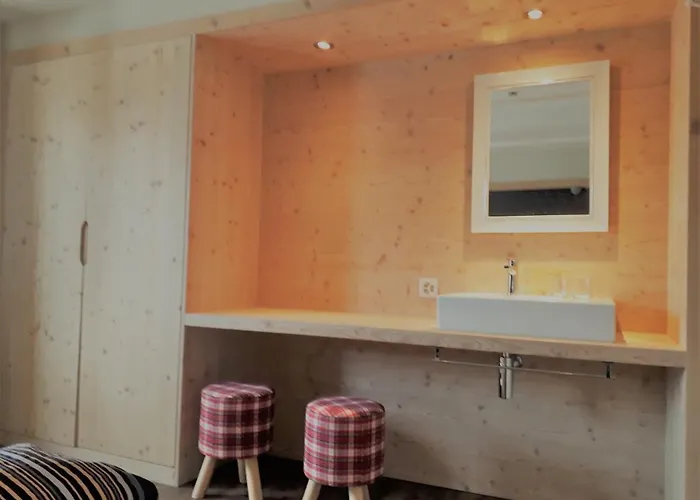 Tgantieni Sot - Haus Mit Herz Hostel Lenzerheide