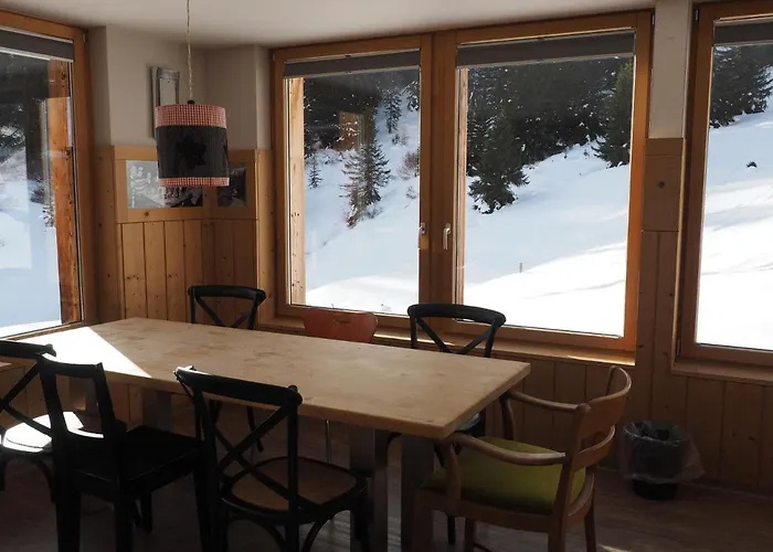 Tgantieni Sot - Haus Mit Herz Hostel Lenzerheide